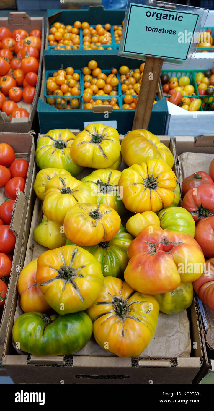Heirloom tomatoes organiques colorées pour la vente. Banque D'Images