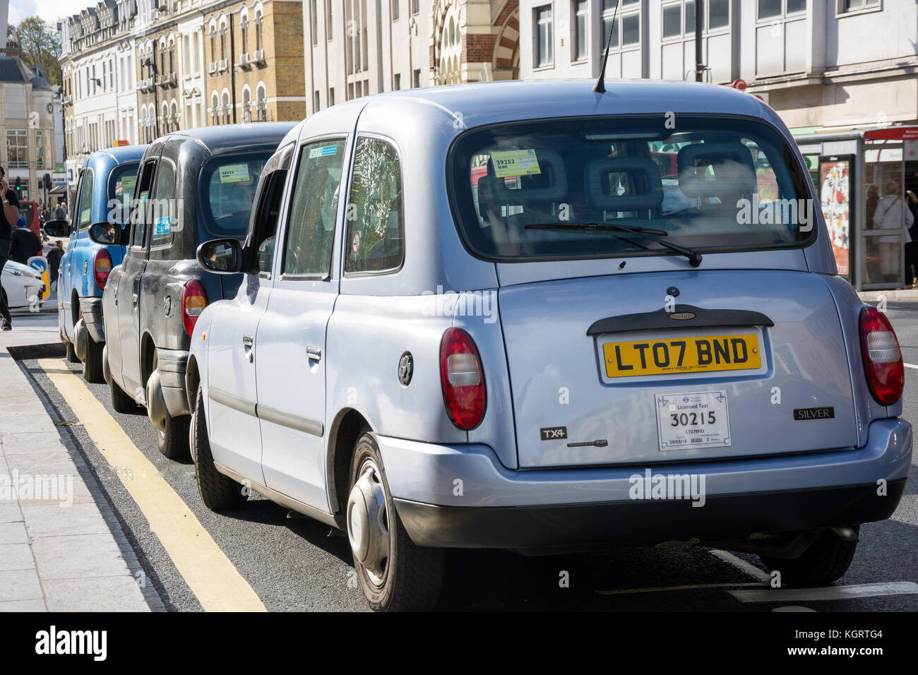 Taxis à la station de métro Richmond, le Quadrant, Richmond, London Borough of Richmond upon Thames, Grand Londres, Angleterre, Royaume-Uni Banque D'Images