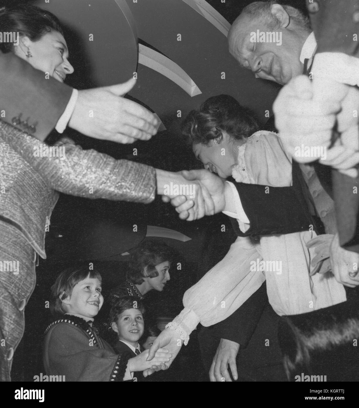 Les enfants de fer (1970) Royal Film Premiere avec la princesse Margaret, le vicomte Linley, Sarah Armstrong-Jones, William Mervyn Date : 1970 Banque D'Images