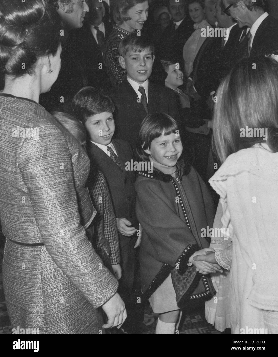 Les enfants de fer (1970) Royal Film Premiere avec la princesse Margaret, le vicomte Linley, Sarah Armstrong-Jones, Prince, Andrew Date : 1970 Banque D'Images