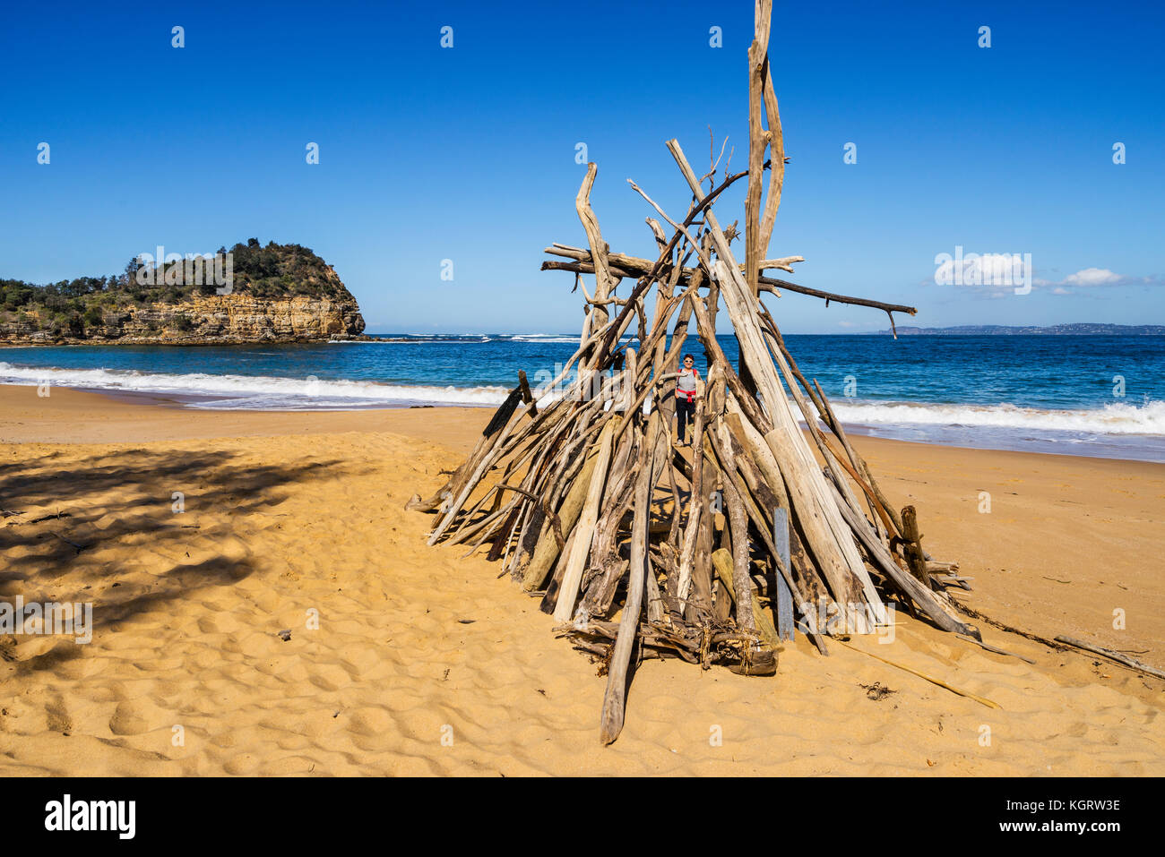 L'Australie, Nouvelle Galles du Sud, Côte Centrale, Bouddi National Park, tas de bois flotté sur la plage à Maitland Bay avec vue sur le point de Bouddi pointe Banque D'Images