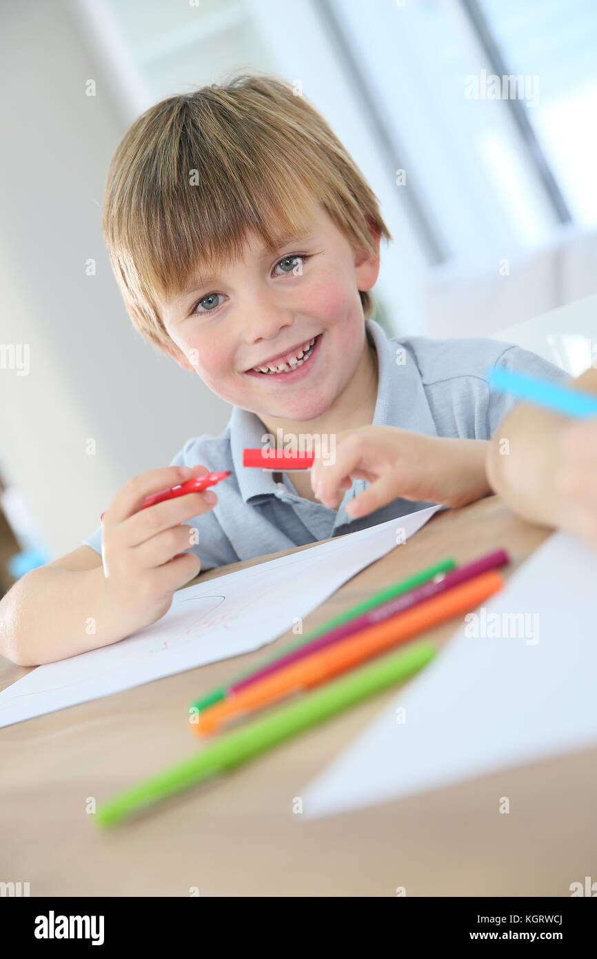 Portrait of a 6-year-old boy making dessin Banque D'Images