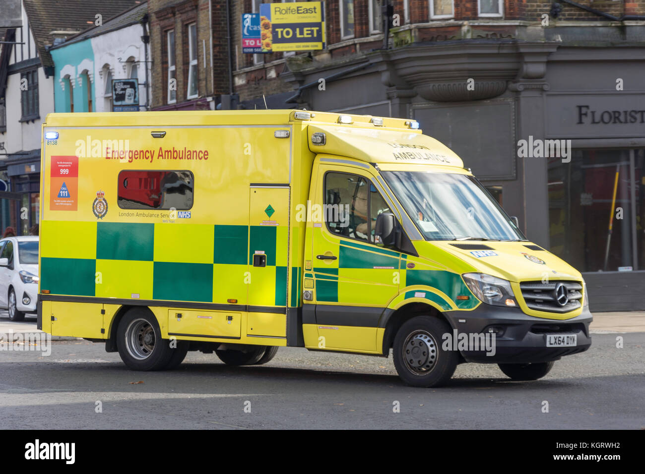 London NHS ambulance sur appel, Hanwell Hanwell, Broadway, London Borough of Ealing, Greater London, Angleterre, Royaume-Uni Banque D'Images London NHS ambulance sur appel, Hanwell Hanwell, Broadway, London Borough of Ealing, Greater London, Angleterre, Royaume-Uni Banque D'Images