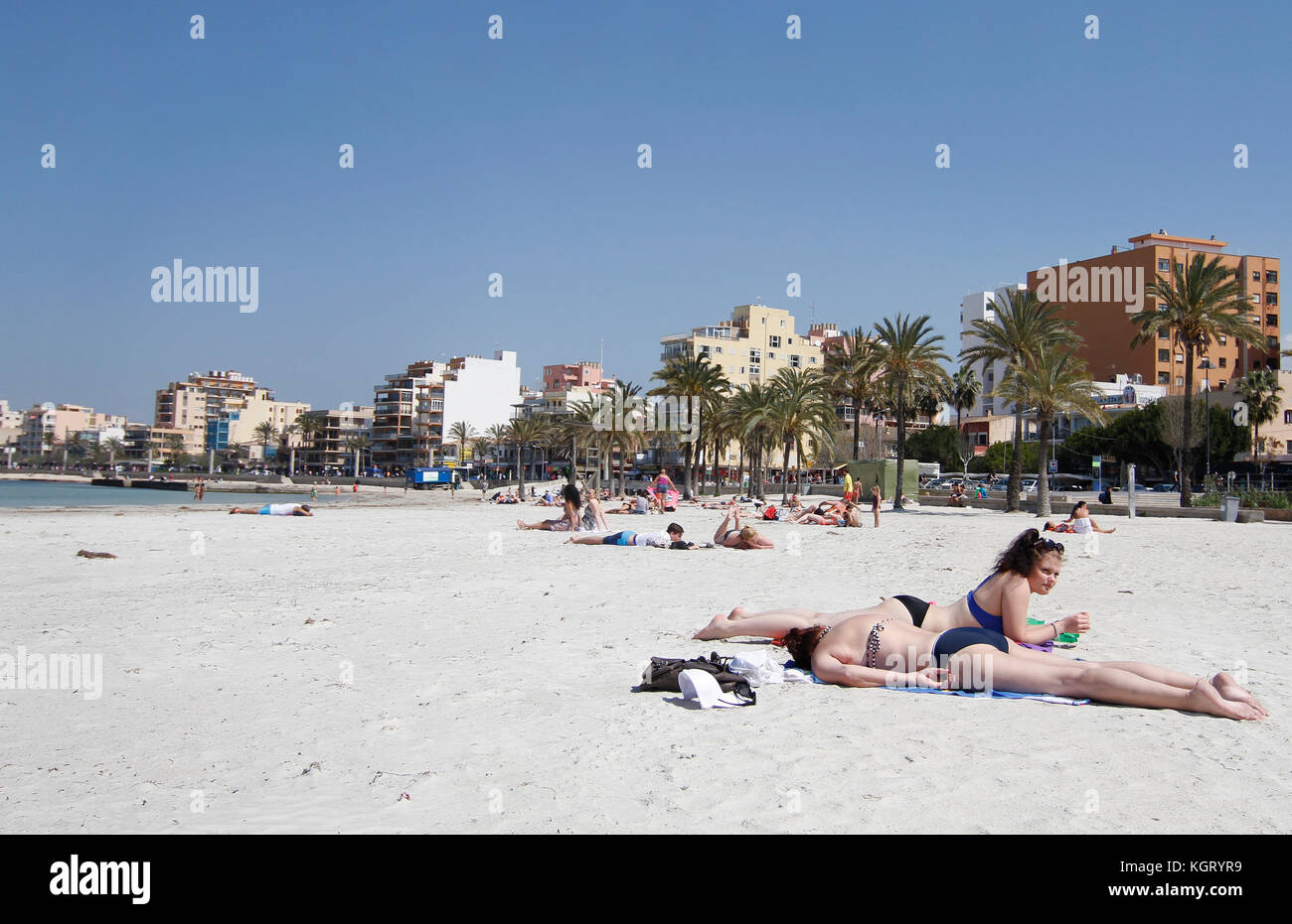 Les femmes le soleil sur la plage d'Arenal au printemps, quand la saison touristique commence. Arenal est un ancien village de pêcheurs, c'est un neighborh éminemment touristique Banque D'Images