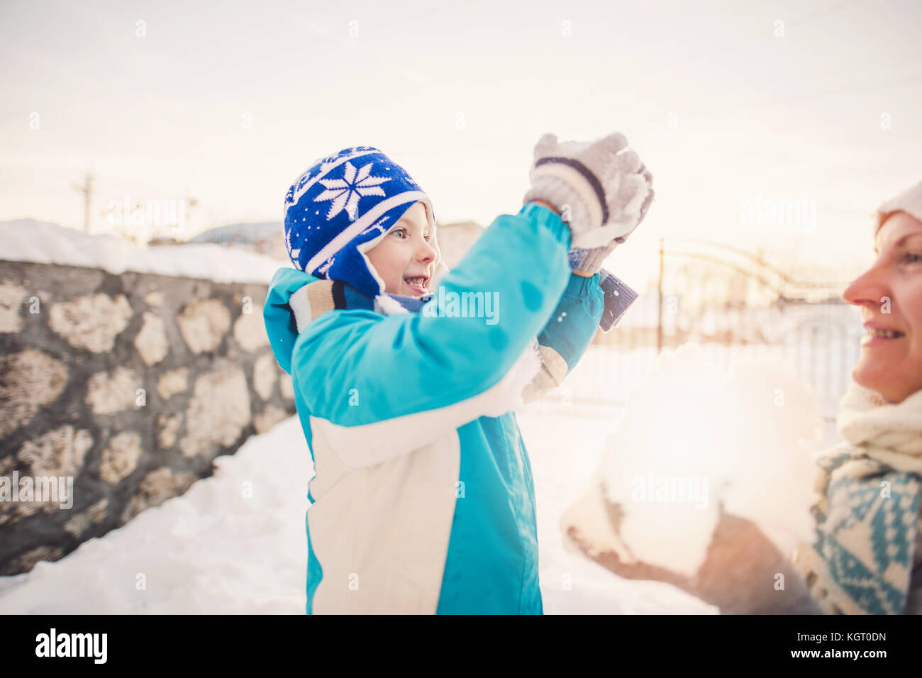 Famille heureuse Mère et Enfant soleil s'amusant, jouer à winter park Banque D'Images