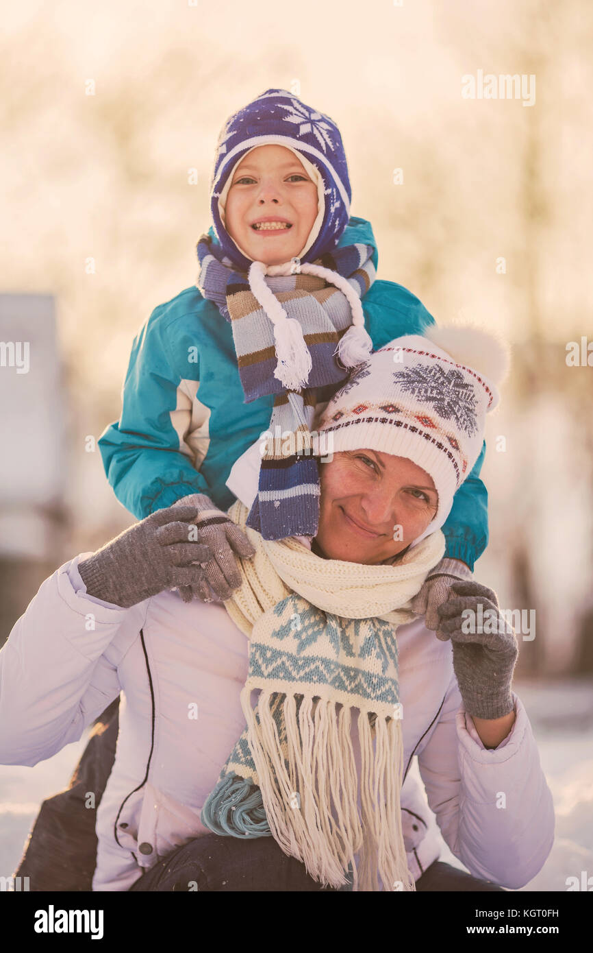 Famille heureuse Mère et Enfant soleil s'amusant, jouer à winter park Banque D'Images