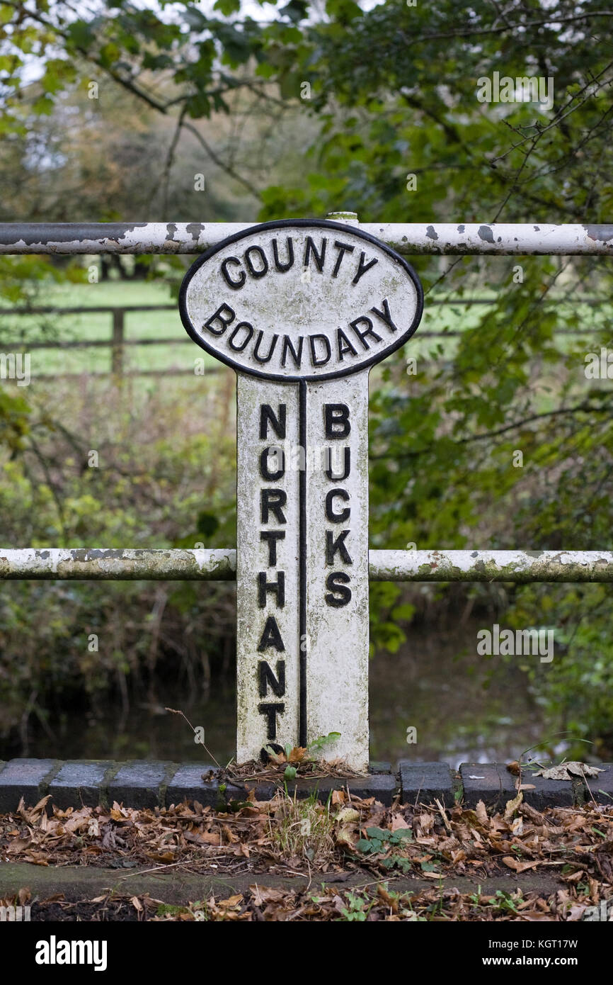 Les limites d'un signe sur l'ancienne Northamptonshire/Buckinghamshire frontière. Banque D'Images