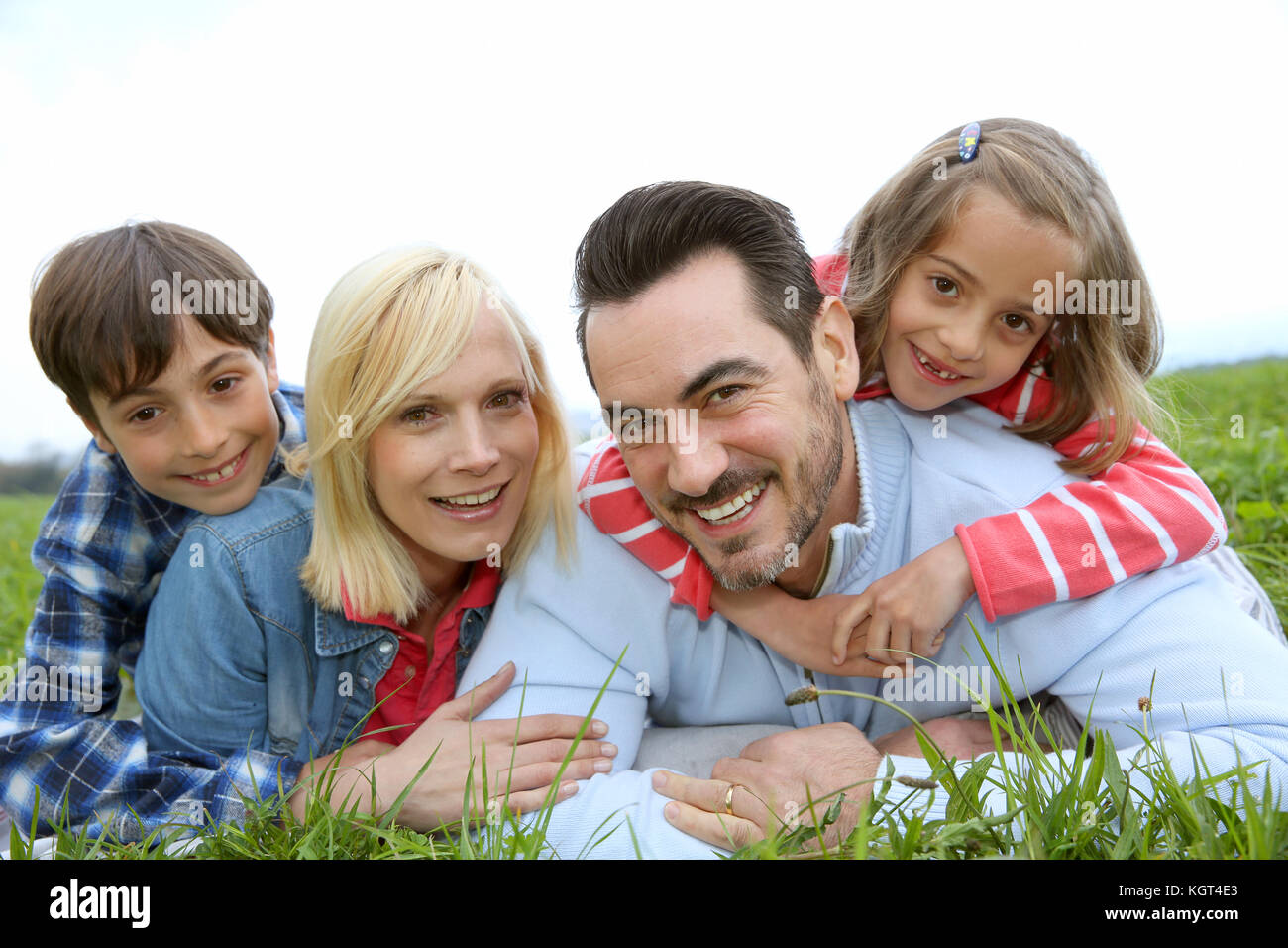 Famille de quatre en détente campagne Banque D'Images
