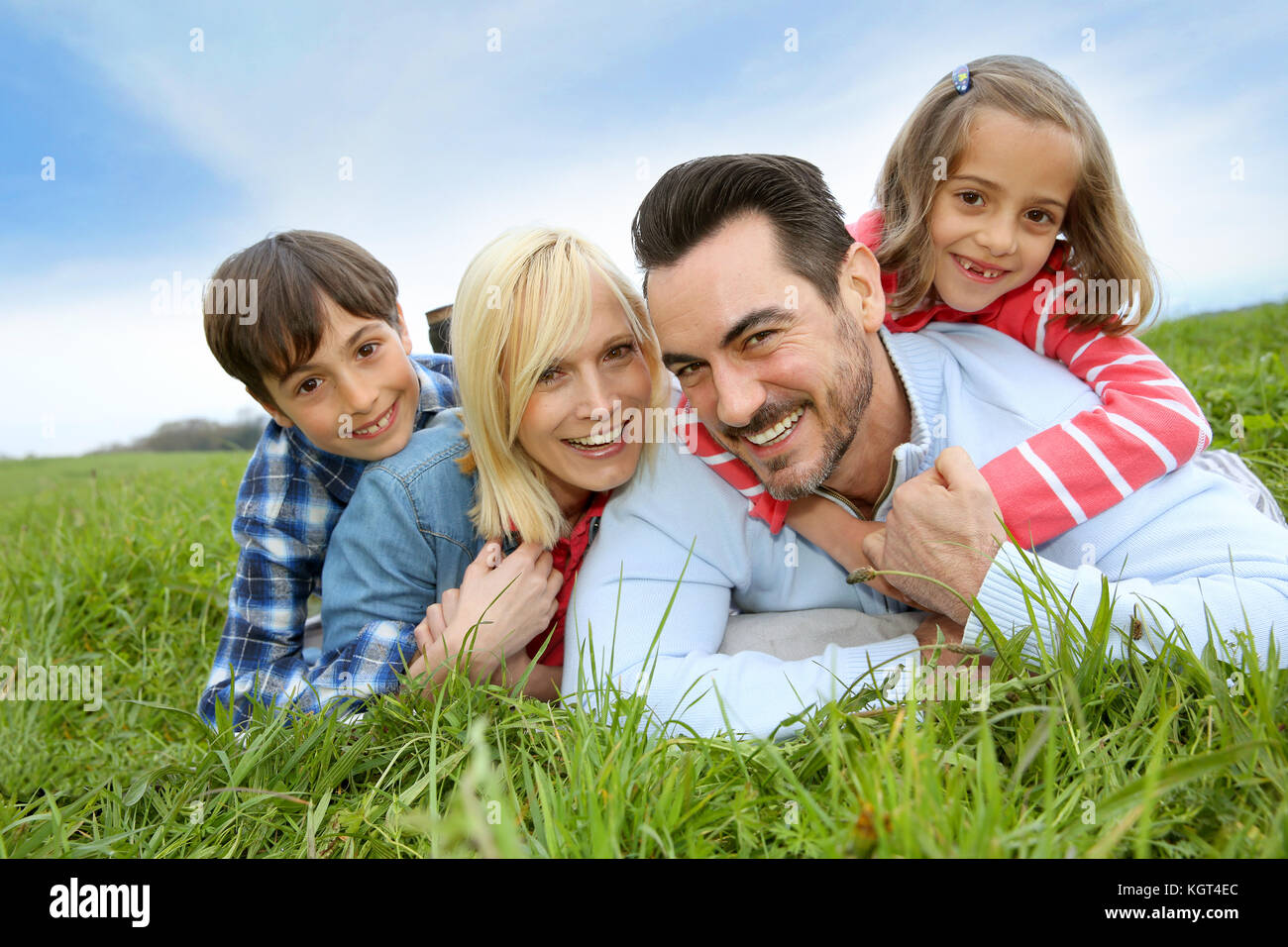 Famille de quatre en détente campagne Banque D'Images