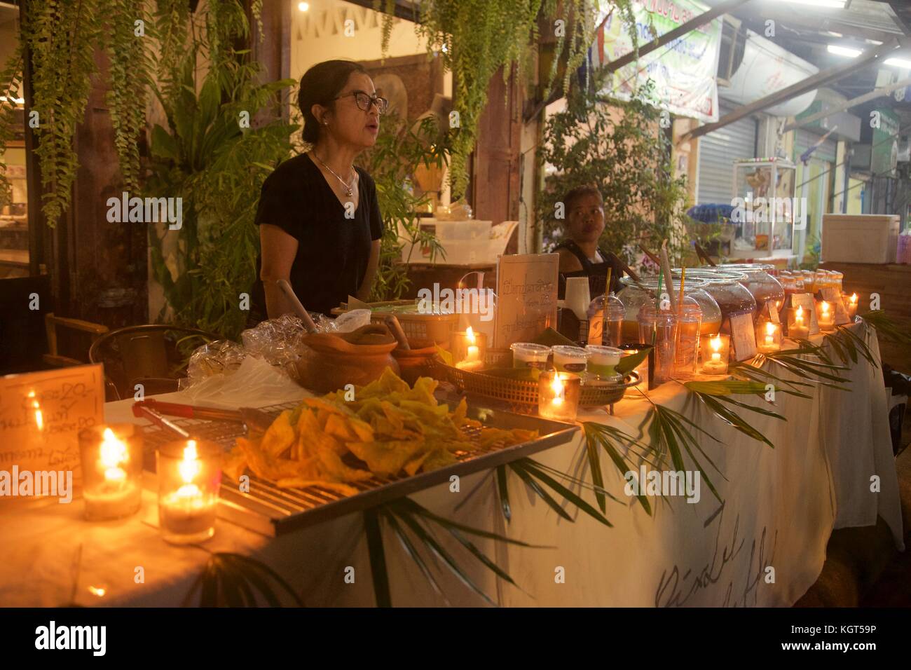 Un joli stand à un marché de nuit à Nakhon Si Thammarat, Thaïlande Banque D'Images