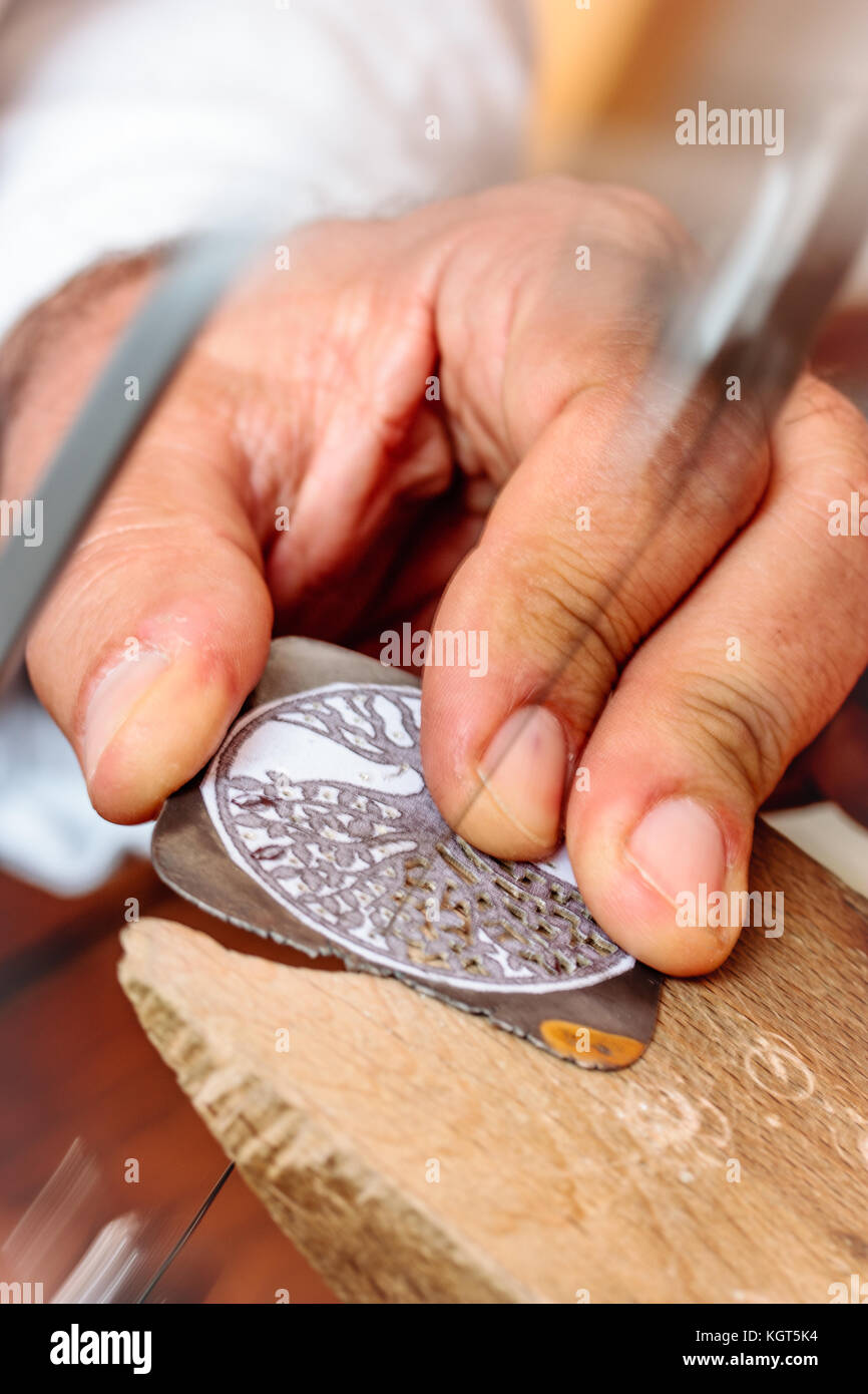 Un homme travaillant une pice de bijoux Banque D'Images