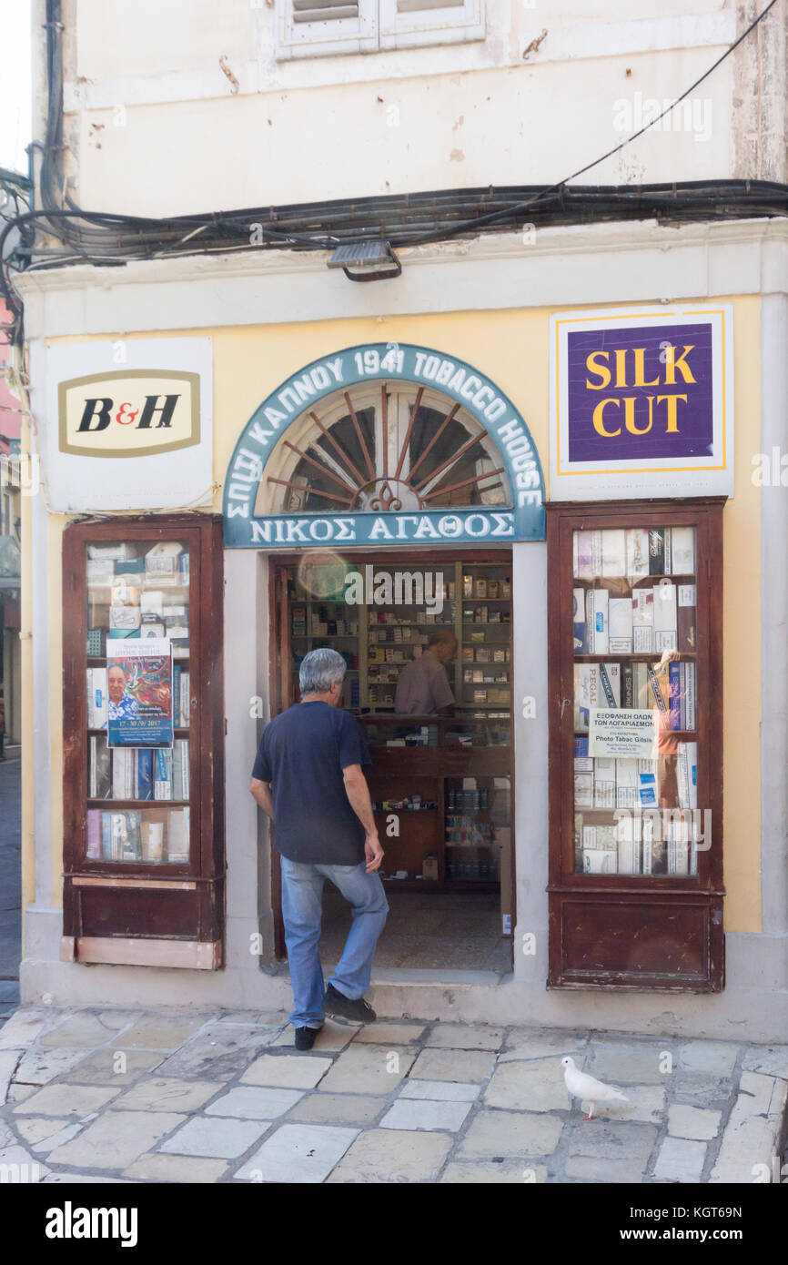 Homme entrant dans le vieux magasin de tabac la ville de Corfu, Grèce Banque D'Images