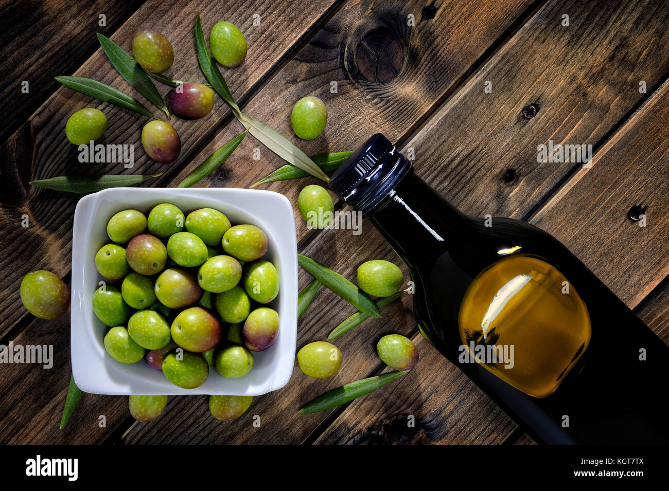 En plongée des of freshly harvested olives fraîches et d