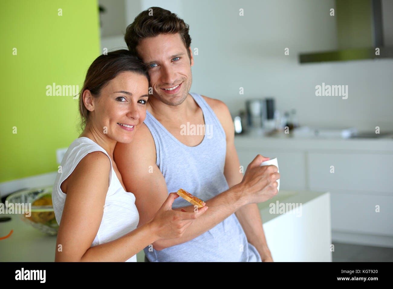 Cheerful couple enjoying breakfast time Banque D'Images