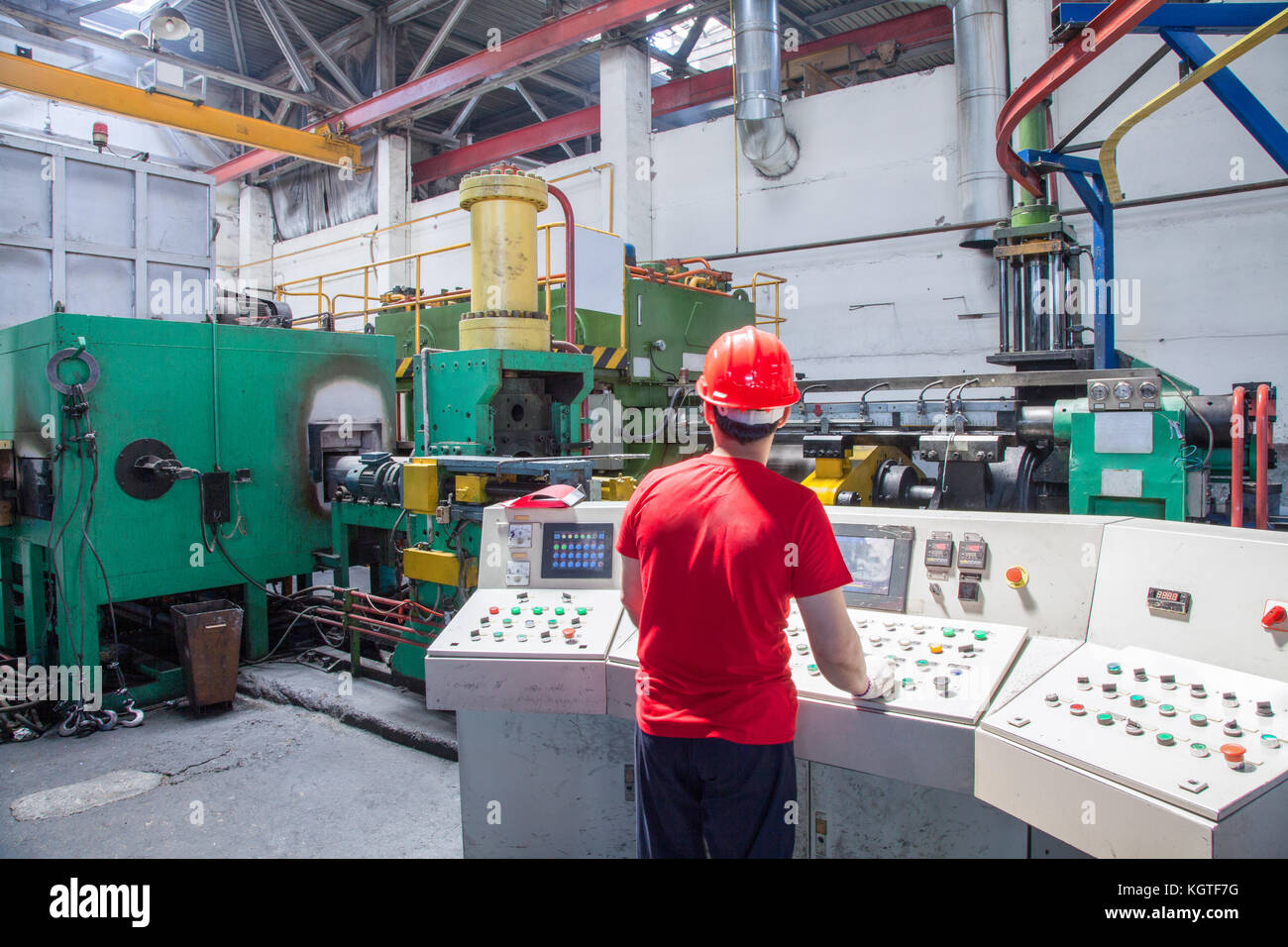 Derrière le tableau de bord des travailleurs dans l'atelier pour la production de profilés d'aluminium. presse à extrusion en aluminium Banque D'Images