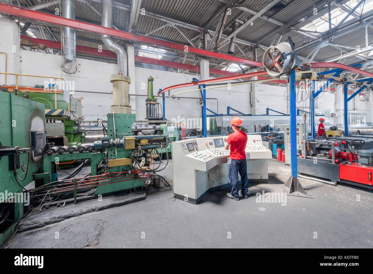 Derrière le tableau de bord des travailleurs dans l'atelier pour la production de profilés d'aluminium. presse à extrusion en aluminium Banque D'Images
