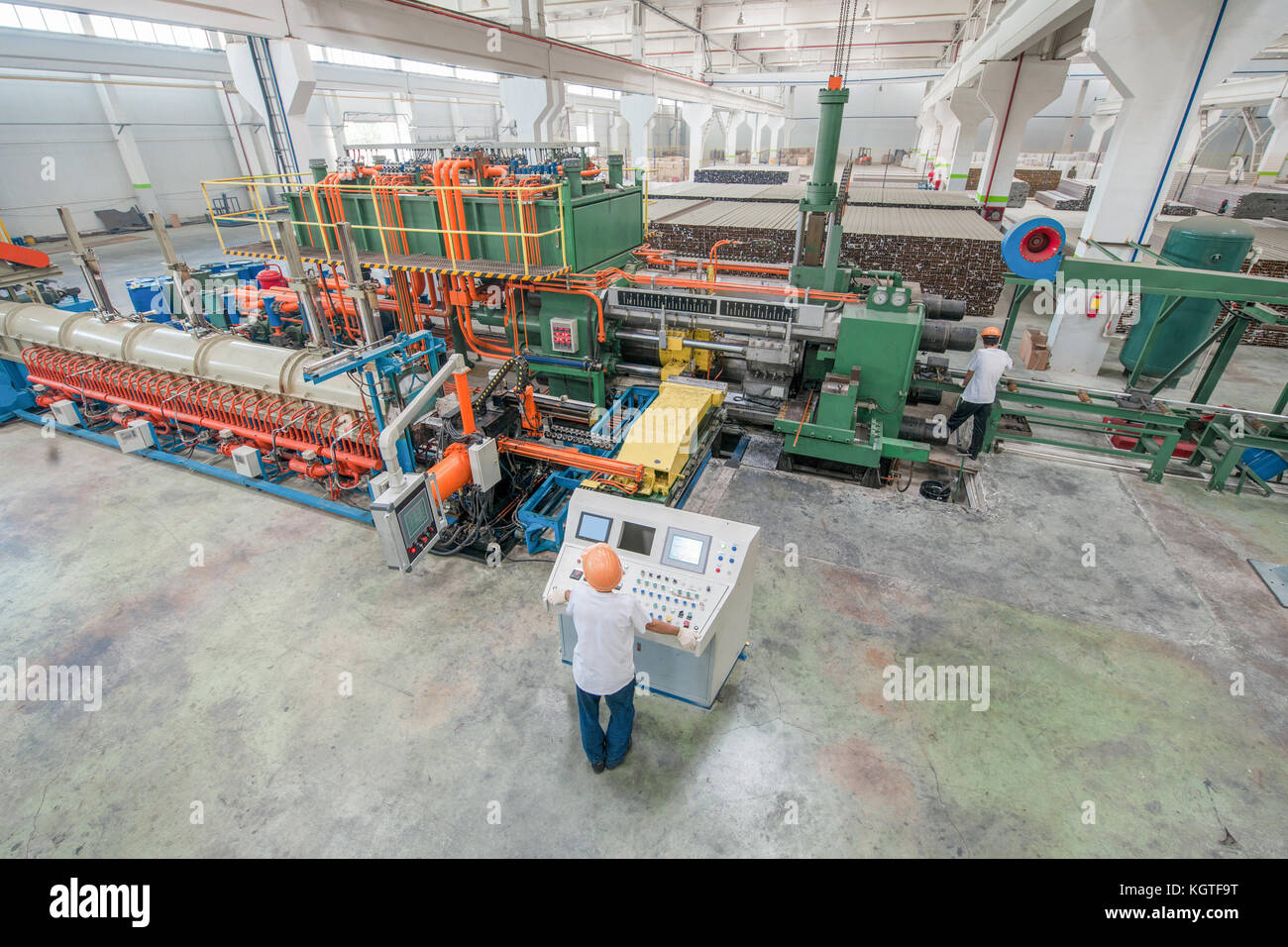 Derrière le tableau de bord des travailleurs dans l'atelier pour la production de profilés d'aluminium. presse à extrusion en aluminium Banque D'Images