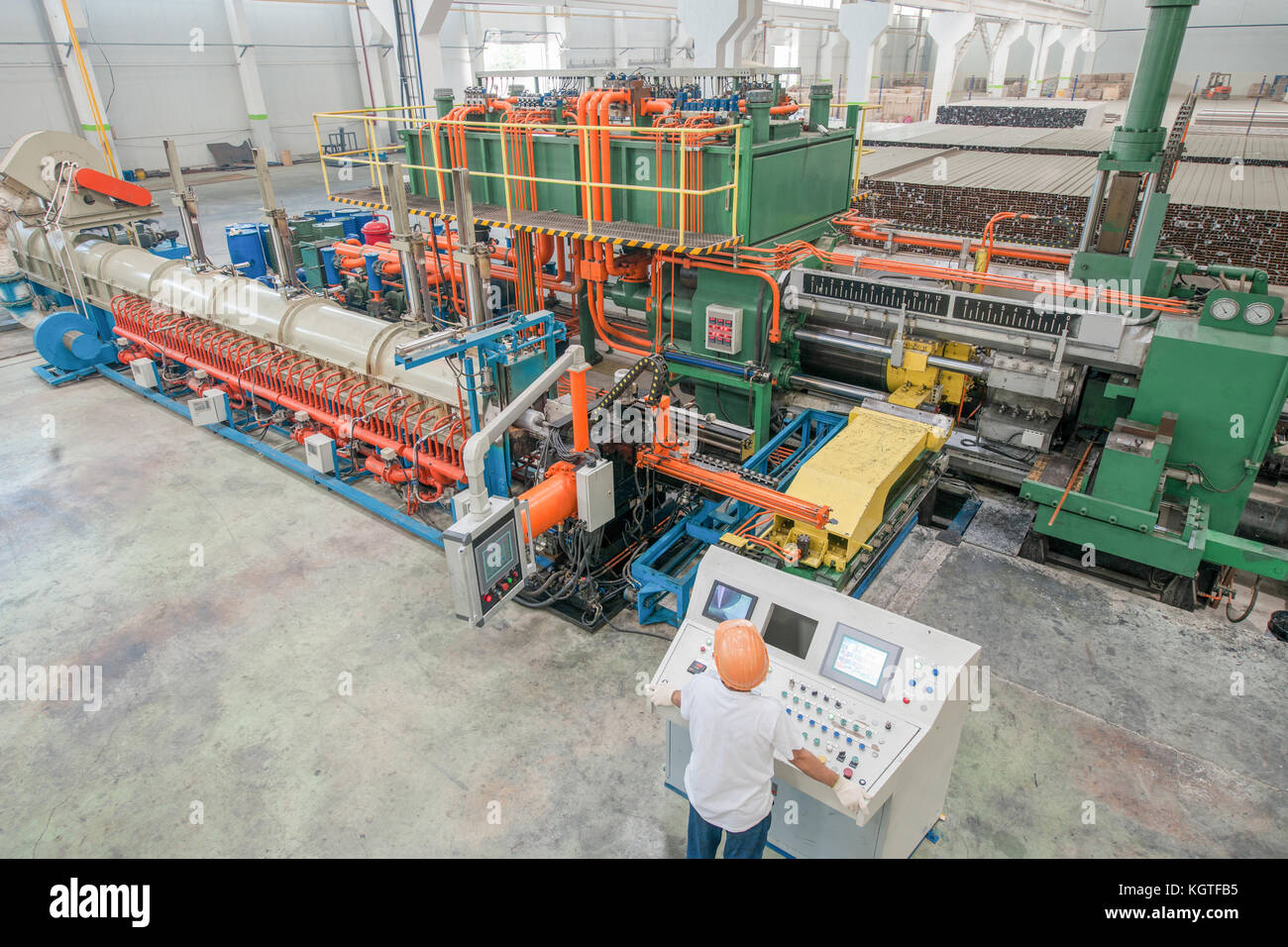 Derrière le tableau de bord des travailleurs dans l'atelier pour la production de profilés d'aluminium. presse à extrusion en aluminium Banque D'Images