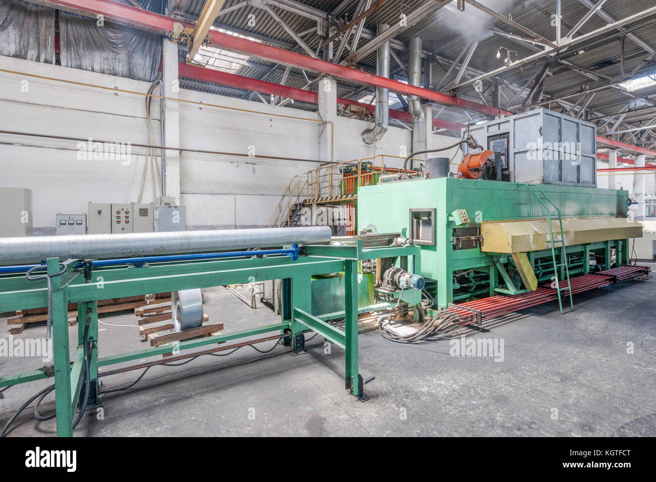 Atelier pour la production de profilés d'aluminium. presse à extrusion en aluminium Banque D'Images