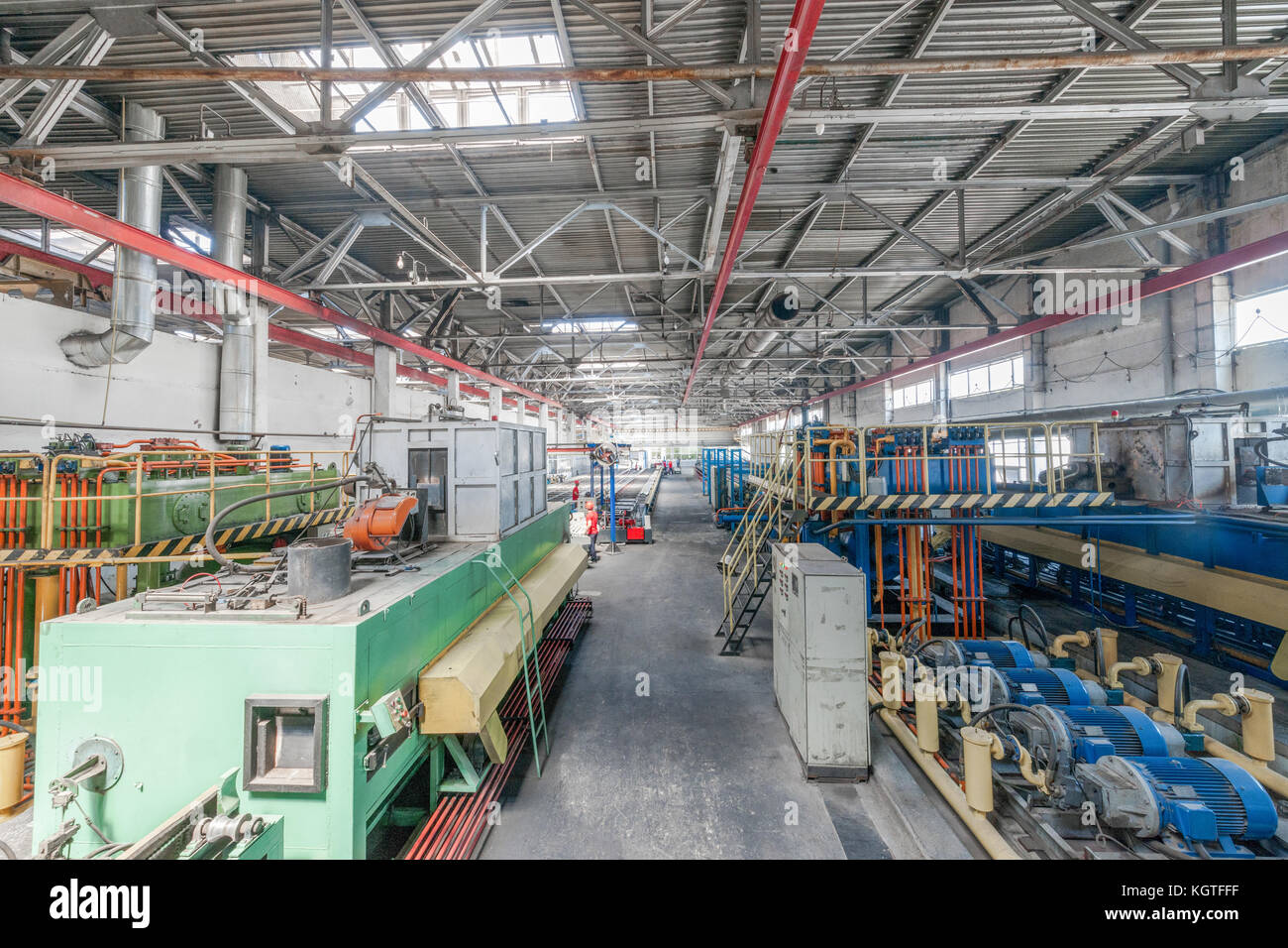 Atelier pour la production de profilés d'aluminium. presse à extrusion en aluminium Banque D'Images