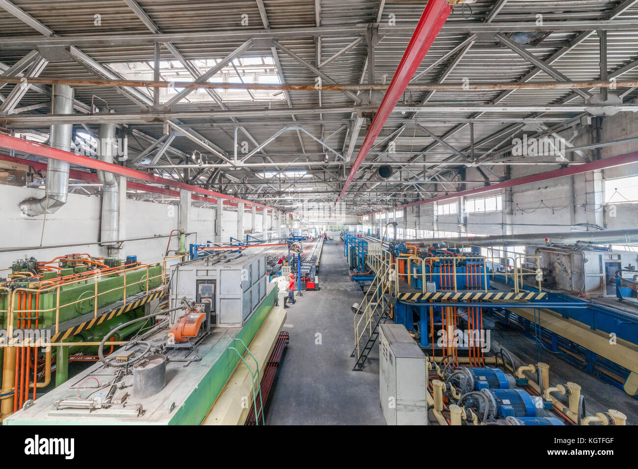 Presse d'extrusion en aluminium. Atelier pour la production de profilés en aluminium Banque D'Images