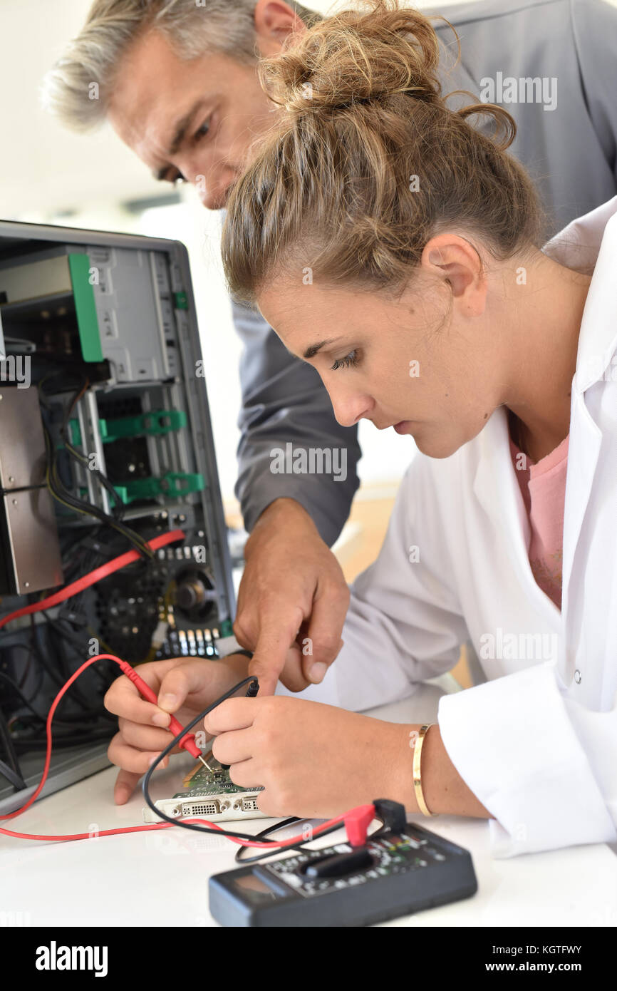 Élève et l'enseignant en cours de génie électrique Banque D'Images