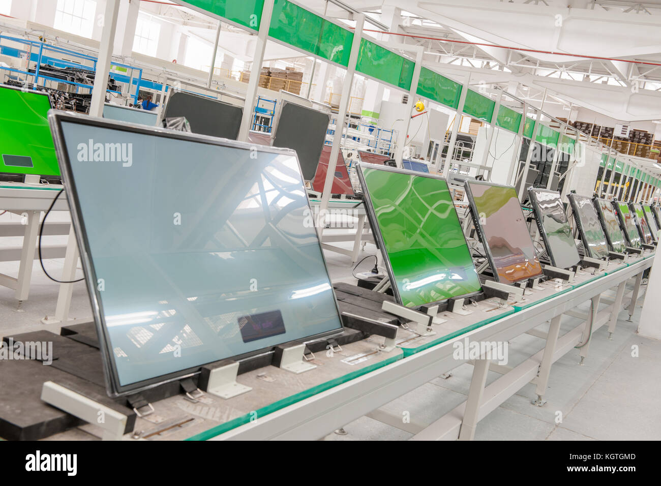 Convoyeur ligne gros plan l'assemblage et les essais de télévision dans un atelier Banque D'Images