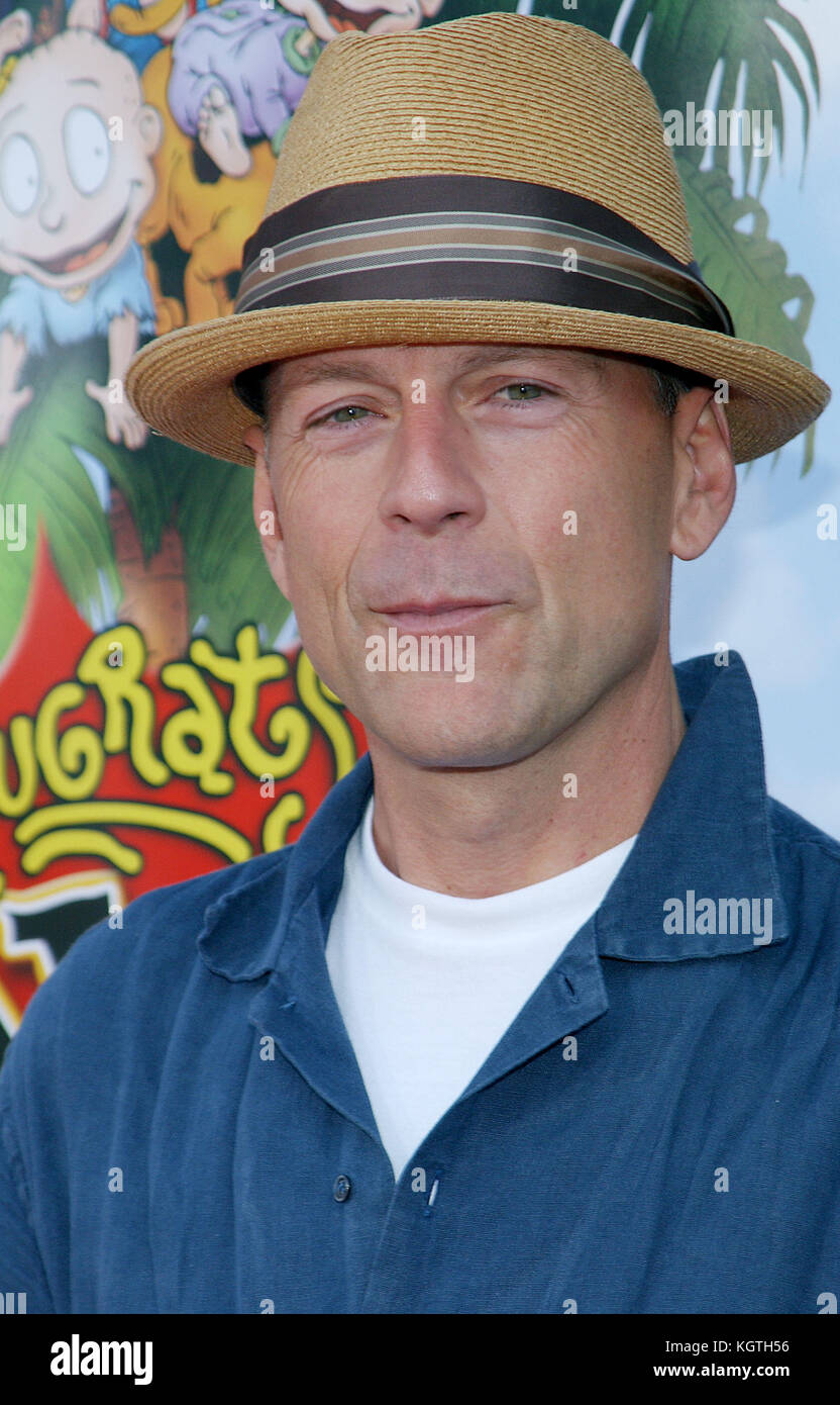 Bruce Willis à l'rugrats go wild premiere ' ' au Cinerama Dome à Los angeles. Le 1er juin 2003.Bruce Willis -  = personnes, , headshot, , premiere, une remise de prix, l'arrivée, l'événement tapis rouge, vertical, smiling, industrie du film, USA, acteur de cinéma, film celebrity, artiste, célébrité, looking at camera, photographie, arts, culture et divertissement, participant à un événement, une personne, bestof, Banque D'Images