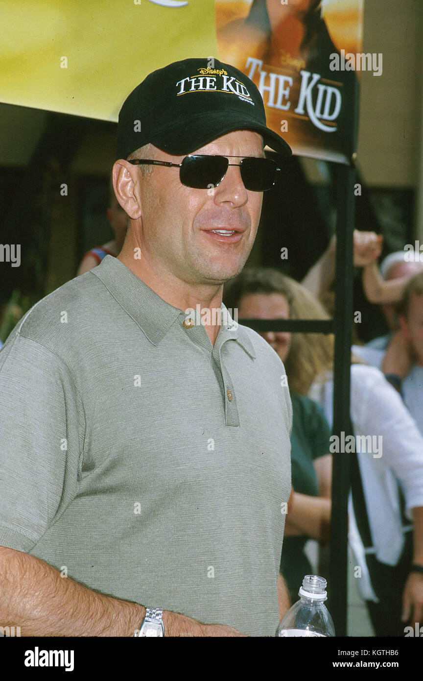 Bruce Willis - = les gens, les trois quarts, premiere, une remise de prix,  l'arrivée, l'événement tapis rouge, vertical, smiling, industrie du film,  USA, acteur de cinéma, film celebrity, artiste, célébrité, looking