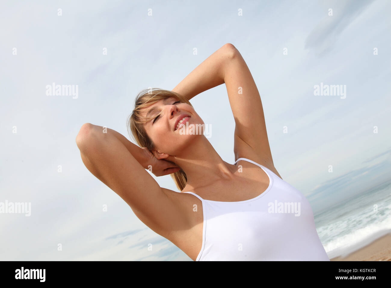 Belle femme de respirer de l'air frais à la plage Banque D'Images