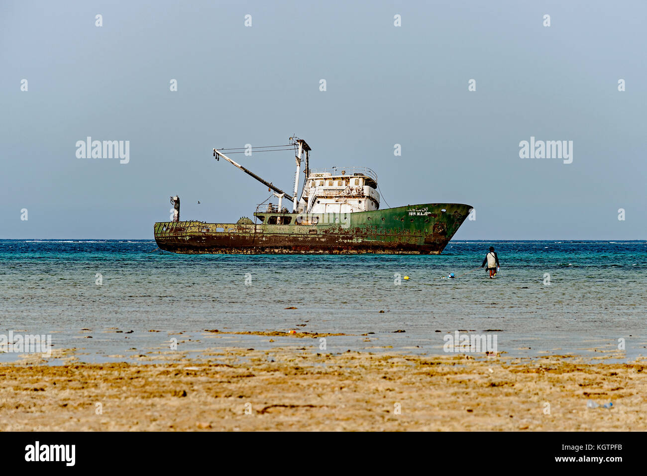 Un chalutier en Mer Rouge des naufragés abandonnés dans les eaux peu profondes, après avoir atteint de hauts-fonds. Photo prise en 2017 près de Al Qattan, au sud de la ville de Jeddah, Arabie saoudite. Banque D'Images
