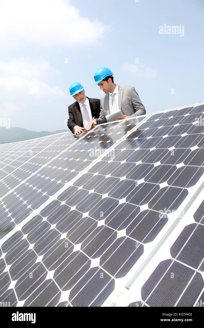 Vérification de l'installation des panneaux solaires d'ingénieurs Banque D'Images