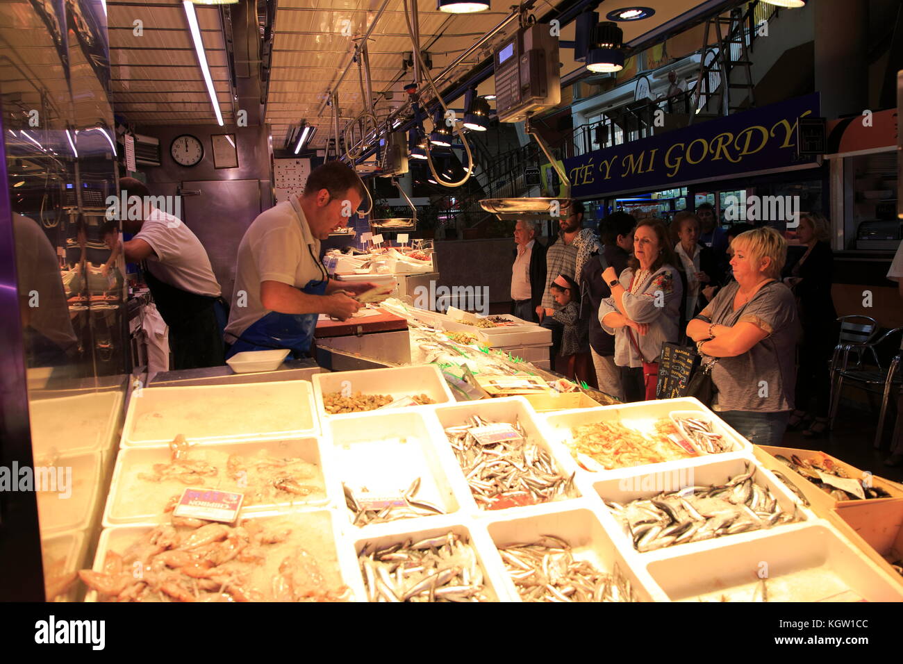 À l'intérieur du poisson frais du marché mercado stands de nourriture, la Latina, le centre-ville de Madrid, Espagne Banque D'Images