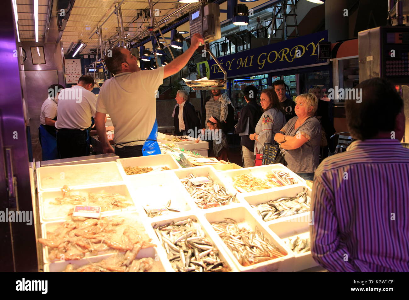 À l'intérieur du poisson frais du marché mercado stands de nourriture, la Latina, le centre-ville de Madrid, Espagne Banque D'Images
