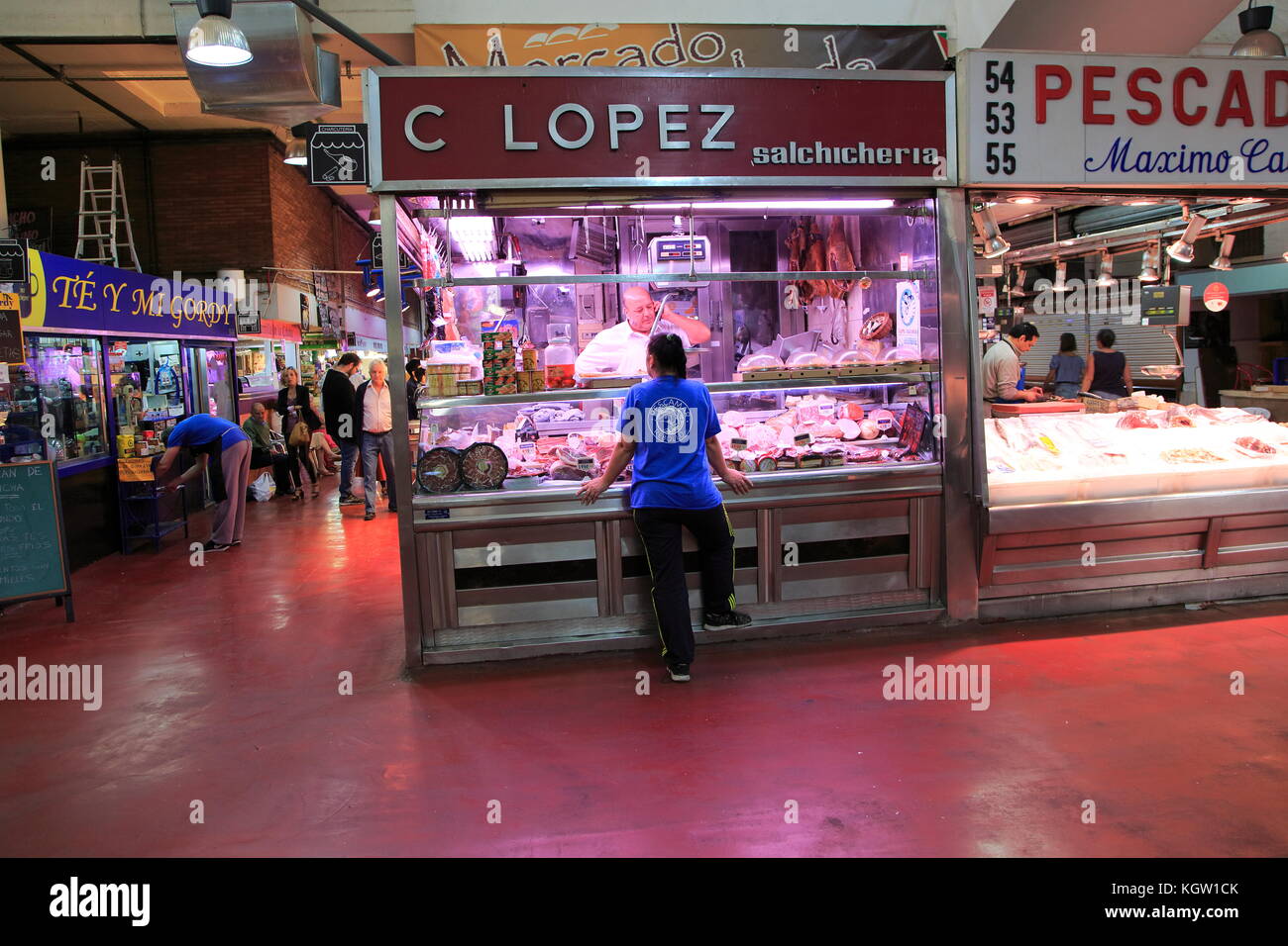 À l'intérieur du marché mercado stands de nourriture fraîche, La Latina, le centre-ville de Madrid, Espagne Banque D'Images