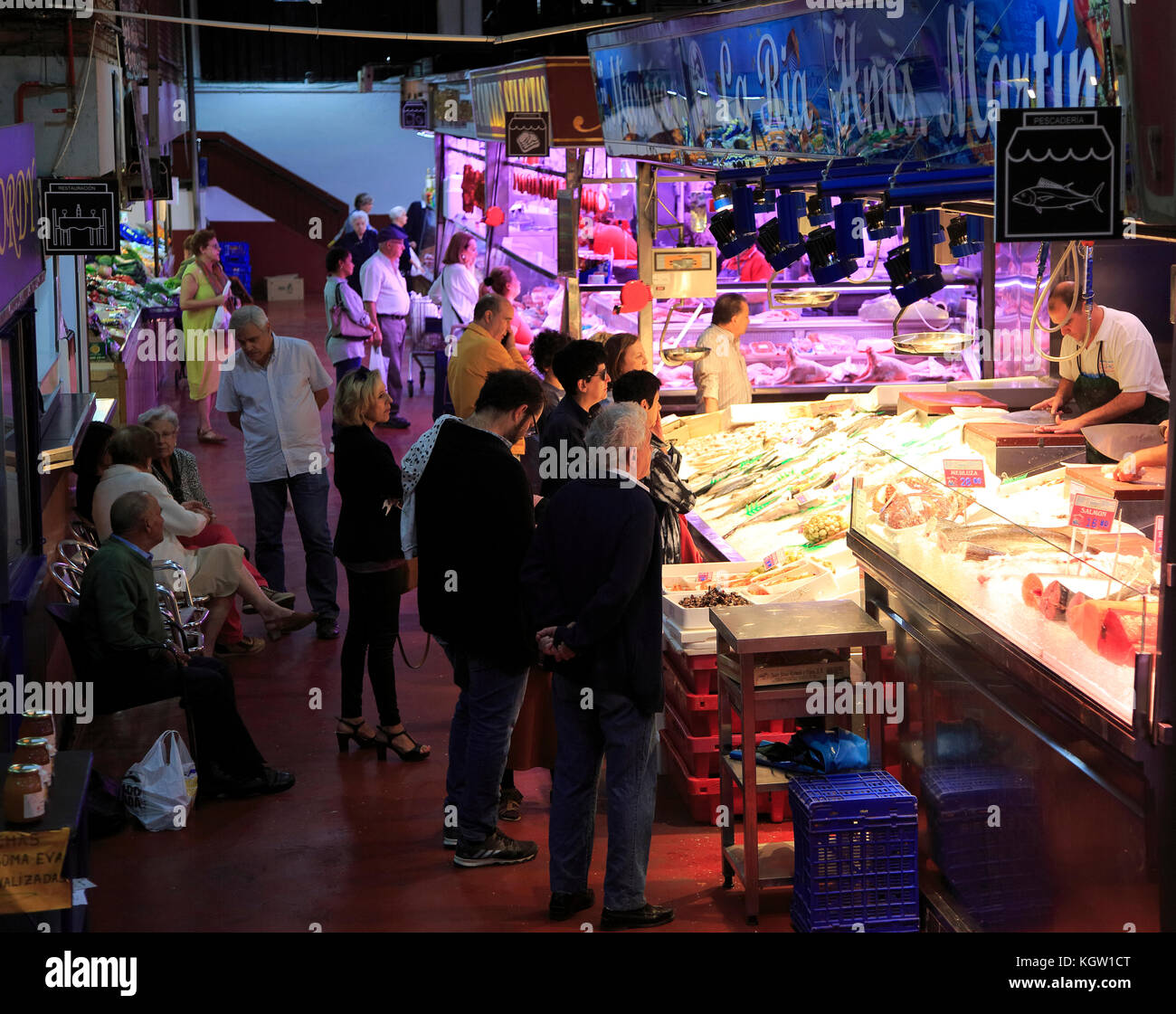 À l'intérieur du marché mercado stands de nourriture fraîche, La Latina, le centre-ville de Madrid, Espagne Banque D'Images