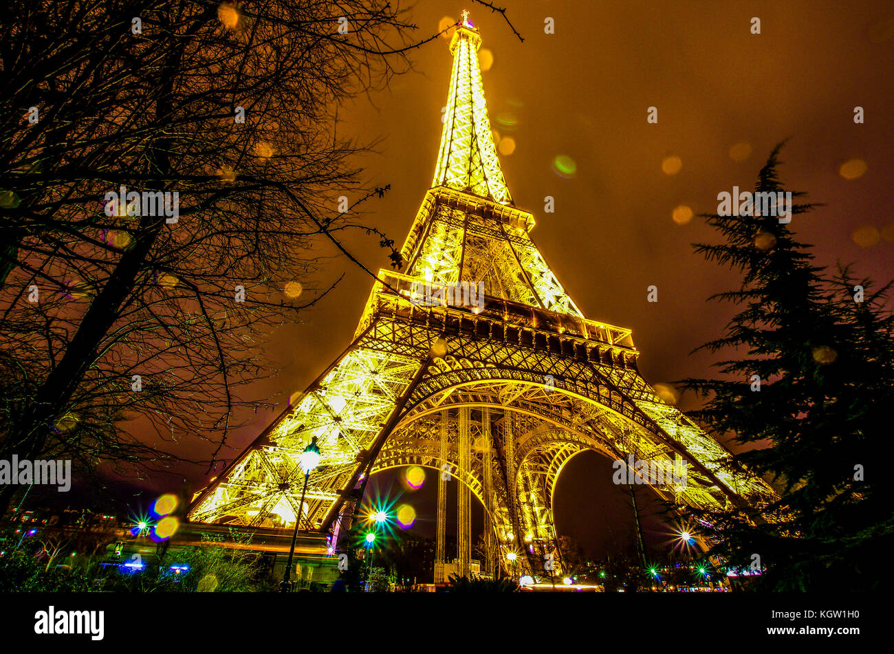 Eiffel Tower at night Banque D'Images