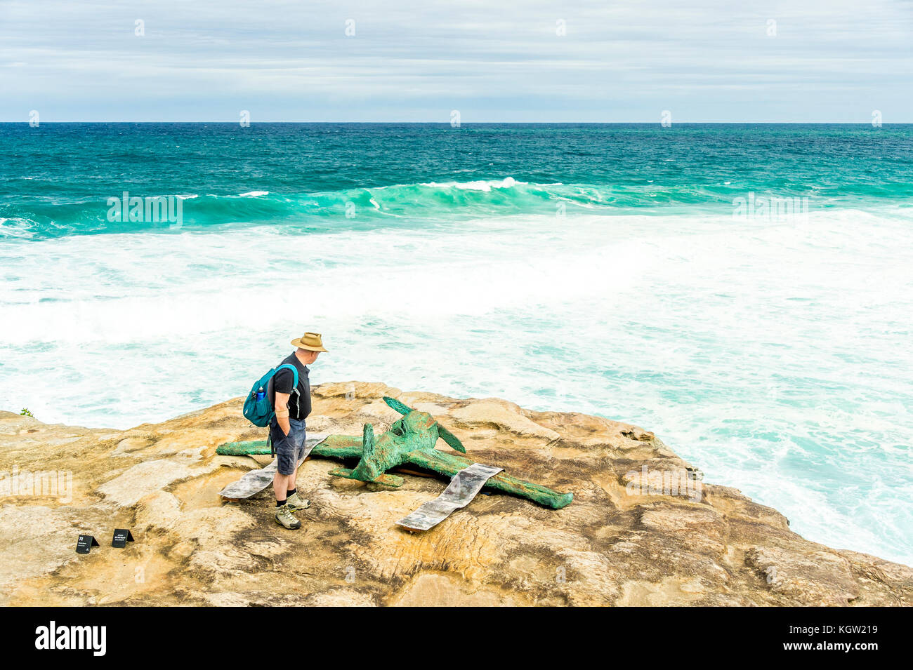 Un touriste admire Stephen Harrison's art intitulée 'Molly et Charles' au cours de la 2017 Sculptures de la mer près de la plage de Bondi à Sydney Banque D'Images