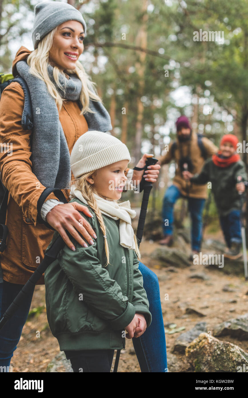 Trekking famille ensemble Banque D'Images