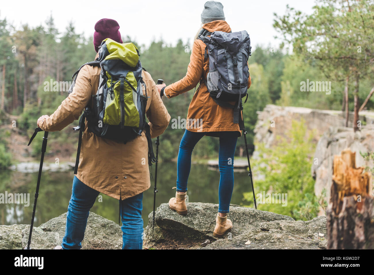 Couple trekking dans forêt d'automne Banque D'Images