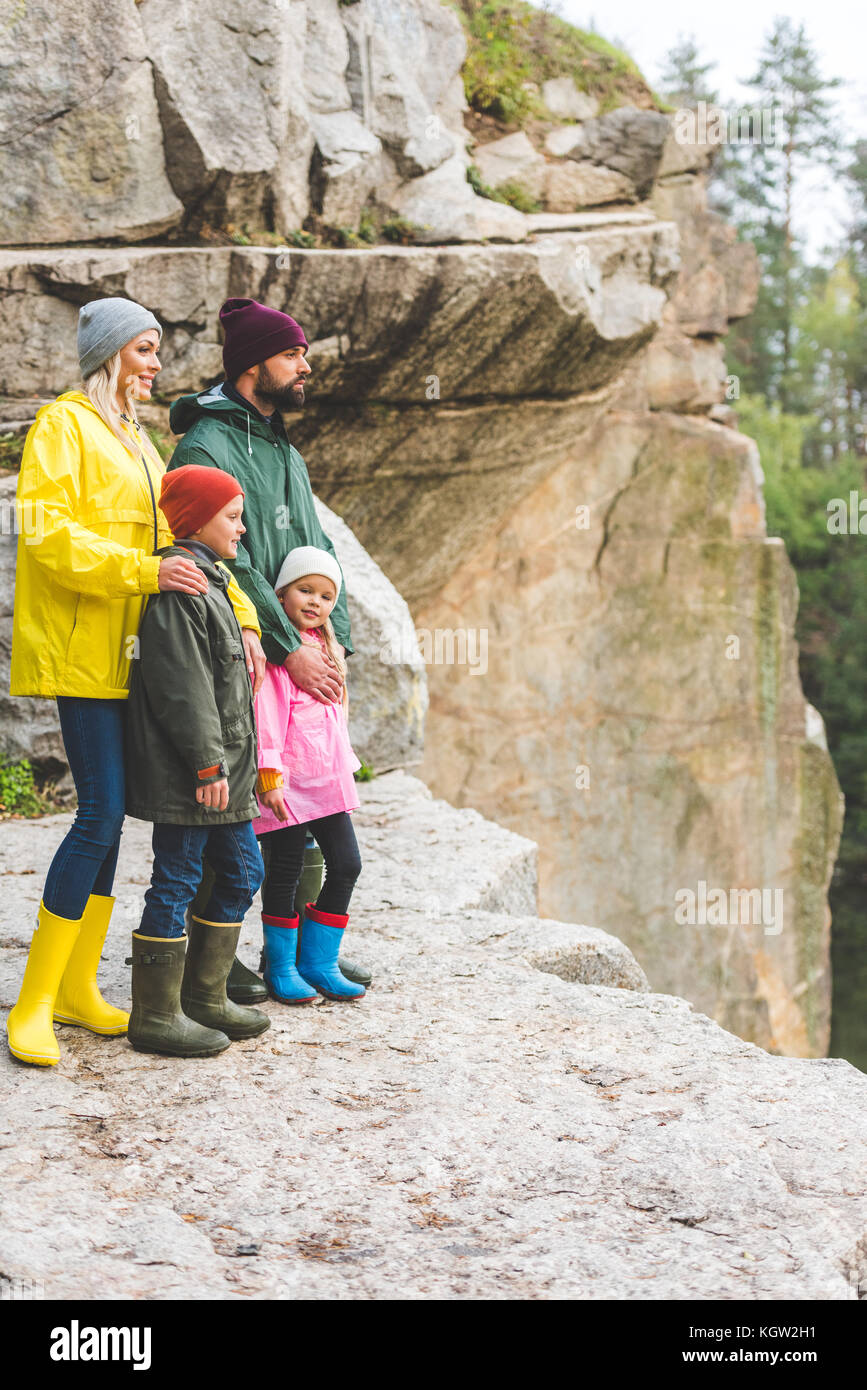 Family standing on rock Banque D'Images