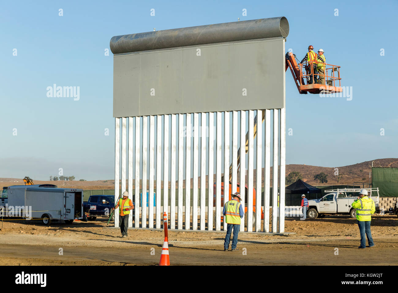 L'administration d'Atout nouveau mur à la frontière américano-mexicaine des prototypes sont dévoilé en octobre 2017. Ce prototype a été conçu et construit par KWR La Construction, une entreprise de l'Arizona et seront soumis à des tests pour s'assurer qu'ils peuvent résister à l'attaque et tente de passer, sous et sur eux. Voir plus d'informations ci-dessous. Banque D'Images