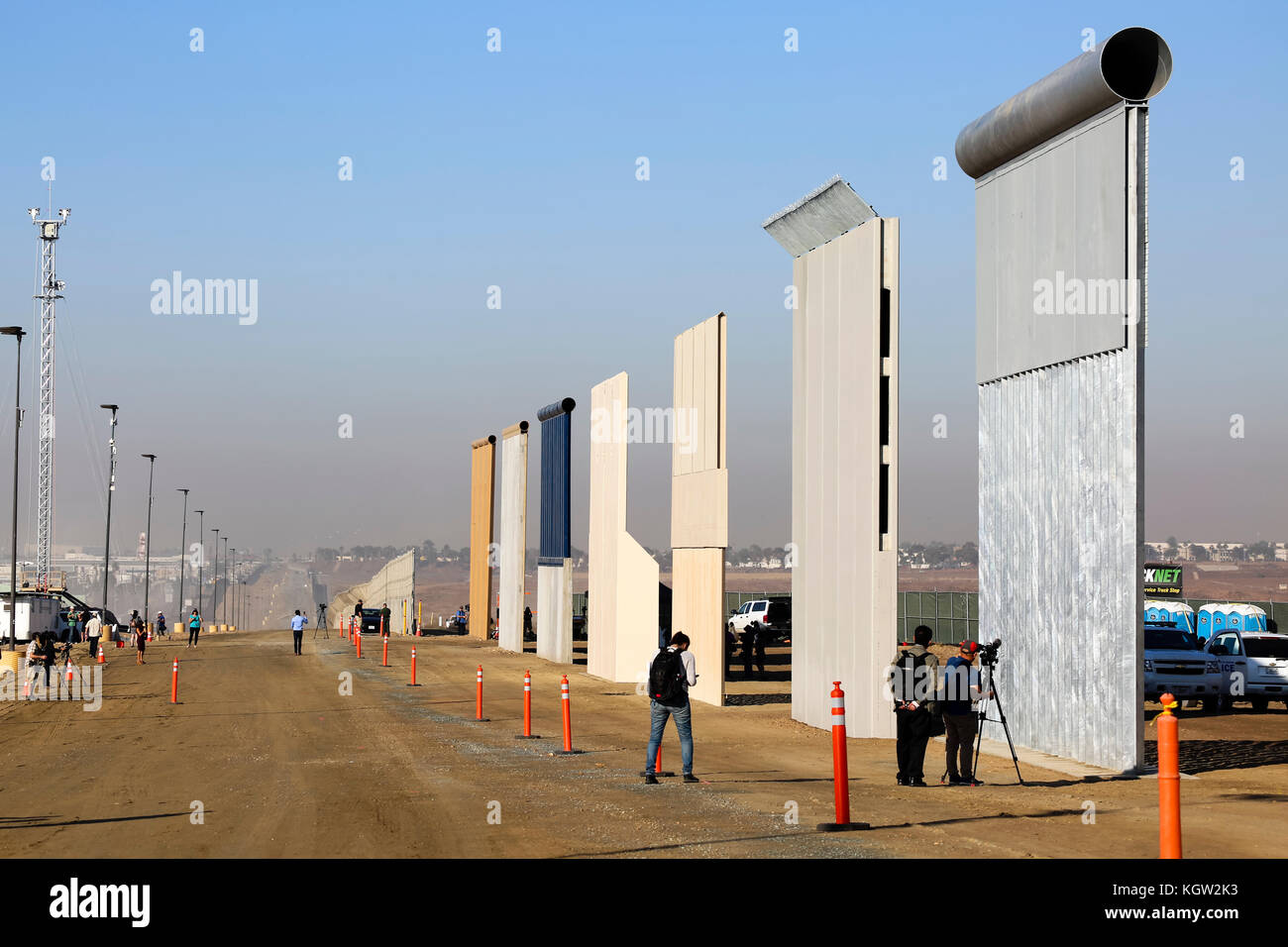 L'administration d'Atout nouveau mur à la frontière américano-mexicaine des prototypes sont dévoilé en octobre 2017. Prototype 8 différentes sections de mur tous les 30 pieds de hauteur (9 mètres), la hauteur maximale spécifiée par l'adjudication, et constitués d'un mélange de béton et de métal sont érigé près de l'entrée des Otay Mesa en Californie. Les dessins seront soumis à des tests pour s'assurer qu'ils peuvent résister à l'attaque et tente de passer, sous et sur eux. Voir plus d'informations ci-dessous. Banque D'Images