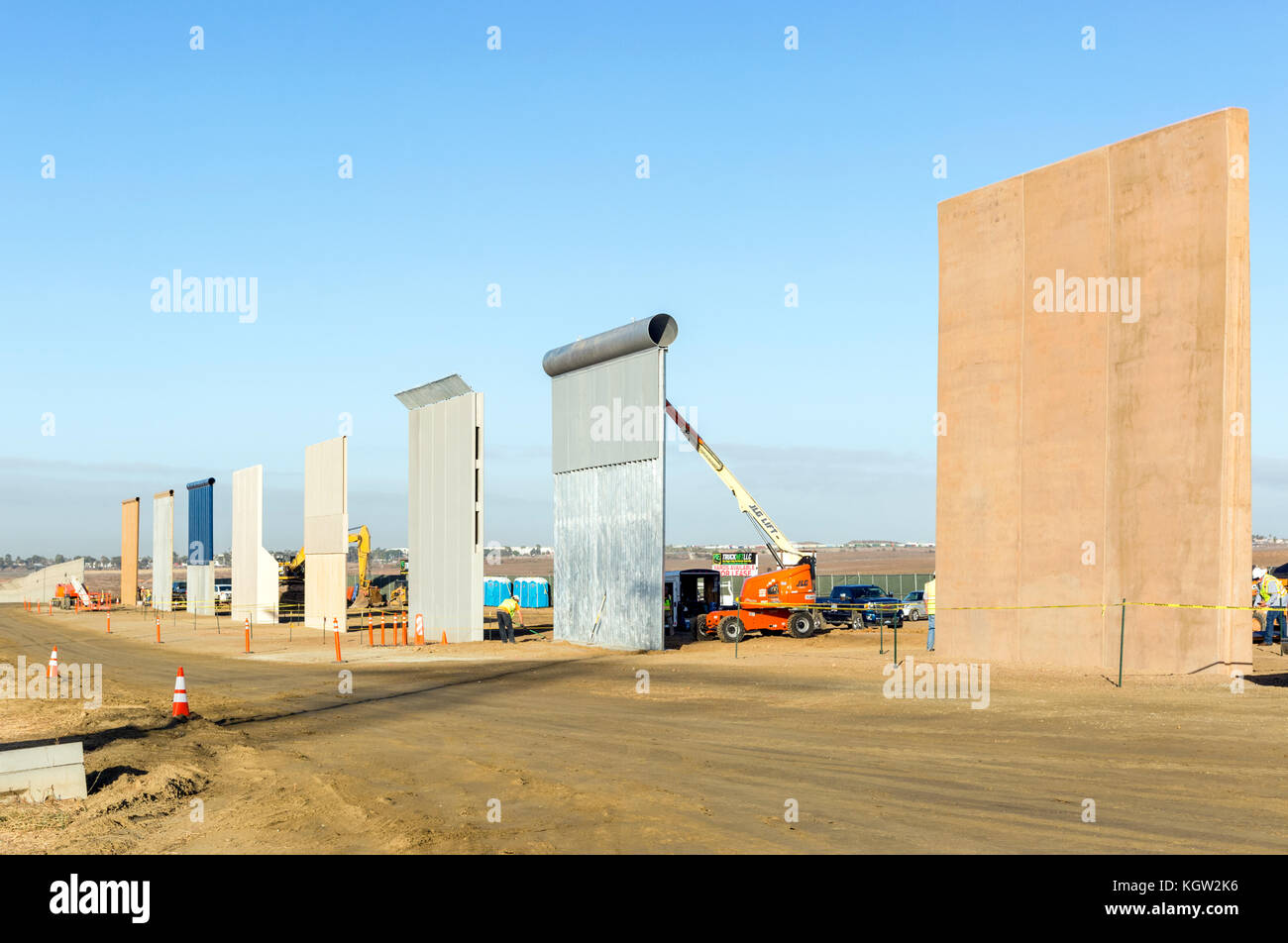 L'administration d'Atout nouveau mur à la frontière américano-mexicaine des prototypes sont dévoilé en octobre 2017. Prototype 8 différentes sections de mur tous les 30 pieds de hauteur (9 mètres), la hauteur maximale spécifiée par l'adjudication, et constitués d'un mélange de béton et de métal sont érigé près de l'entrée des Otay Mesa en Californie. Les dessins seront soumis à des tests pour s'assurer qu'ils peuvent résister à l'attaque et tente de passer, sous et sur eux. Voir plus d'informations ci-dessous. Banque D'Images