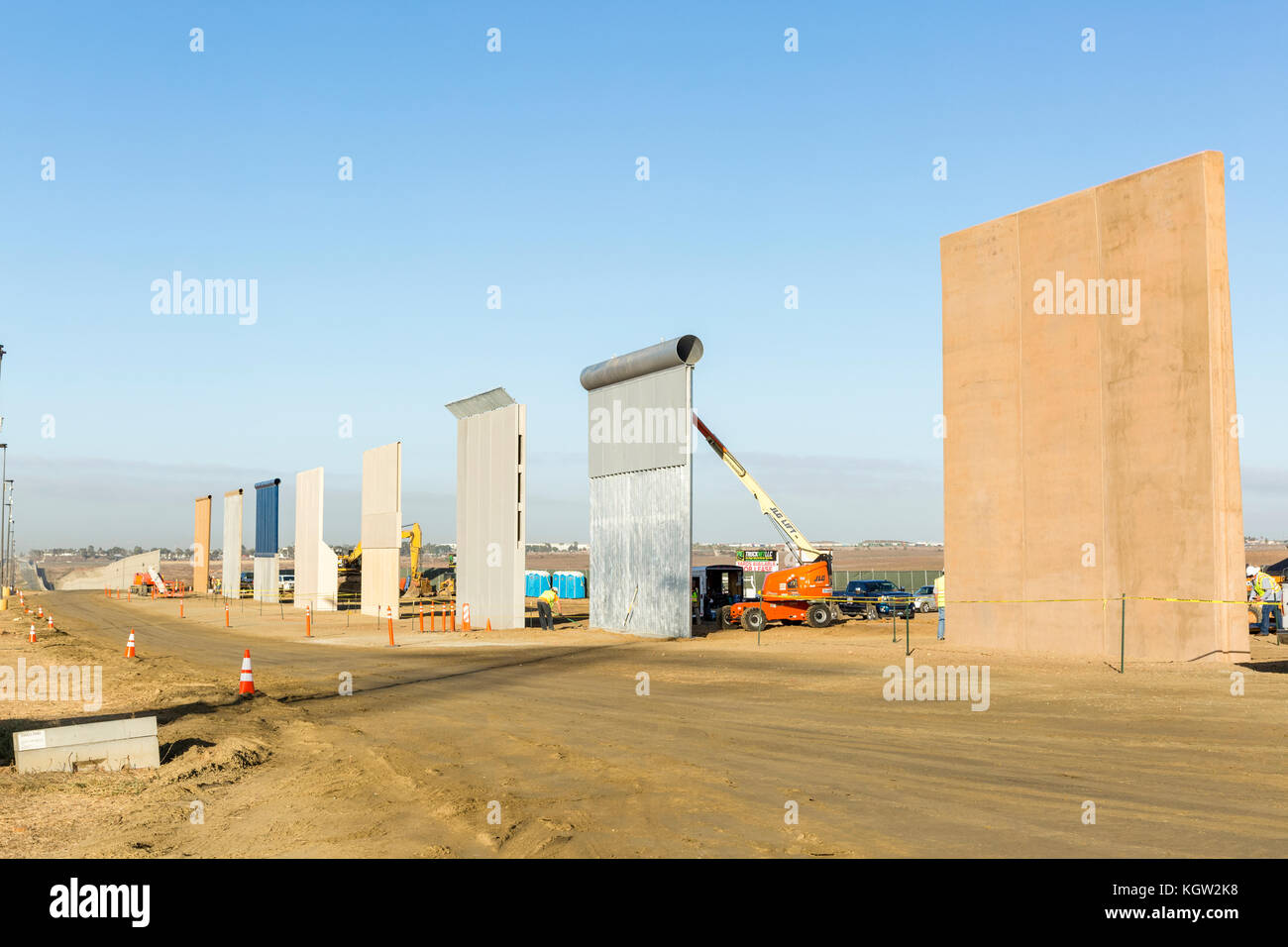 L'administration d'Atout nouveau mur à la frontière américano-mexicaine des prototypes sont dévoilé en octobre 2017. Prototype 8 différentes sections de mur tous les 30 pieds de hauteur (9 mètres), la hauteur maximale spécifiée par l'adjudication, et constitués d'un mélange de béton et de métal sont érigé près de l'entrée des Otay Mesa en Californie. Les dessins seront soumis à des tests pour s'assurer qu'ils peuvent résister à l'attaque et tente de passer, sous et sur eux. Voir plus d'informations ci-dessous. Banque D'Images