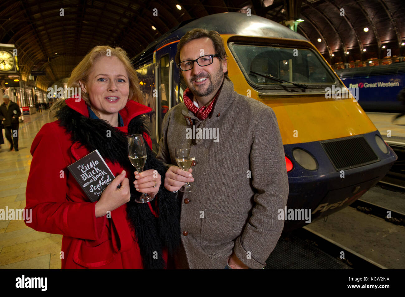 Mitch tonks lance son menu gastronomique à paddingrton pullman station avec l'écrivain alimentaire xanthe argile (haut bleu/rouge) Banque D'Images