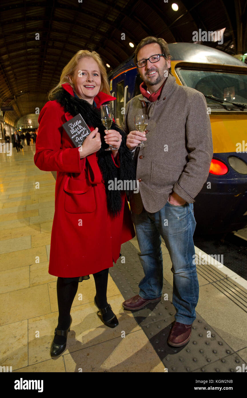Mitch tonks lance son menu gastronomique à paddingrton pullman station avec l'écrivain alimentaire xanthe argile (haut bleu/rouge) Banque D'Images