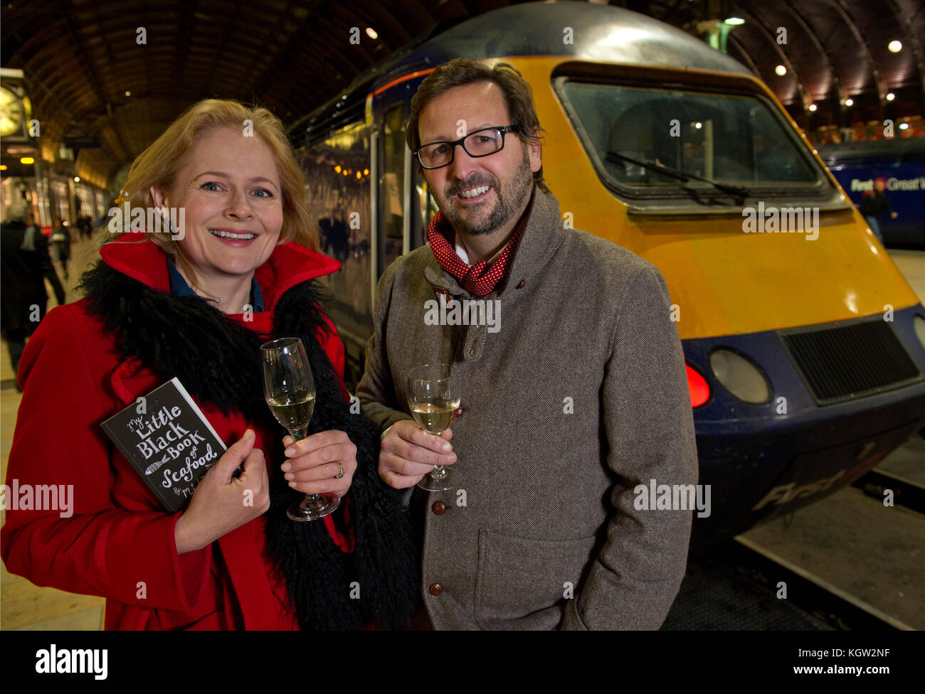Mitch tonks lance son menu gastronomique à paddingrton pullman station avec l'écrivain alimentaire xanthe argile (haut bleu/rouge) Banque D'Images