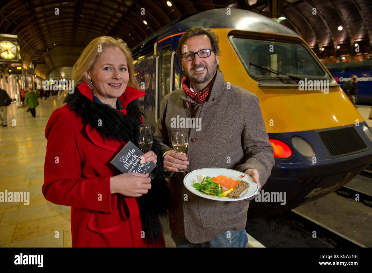 Mitch tonks lance son menu gastronomique à paddingrton pullman station avec l'écrivain alimentaire xanthe argile (haut bleu/rouge) Banque D'Images
