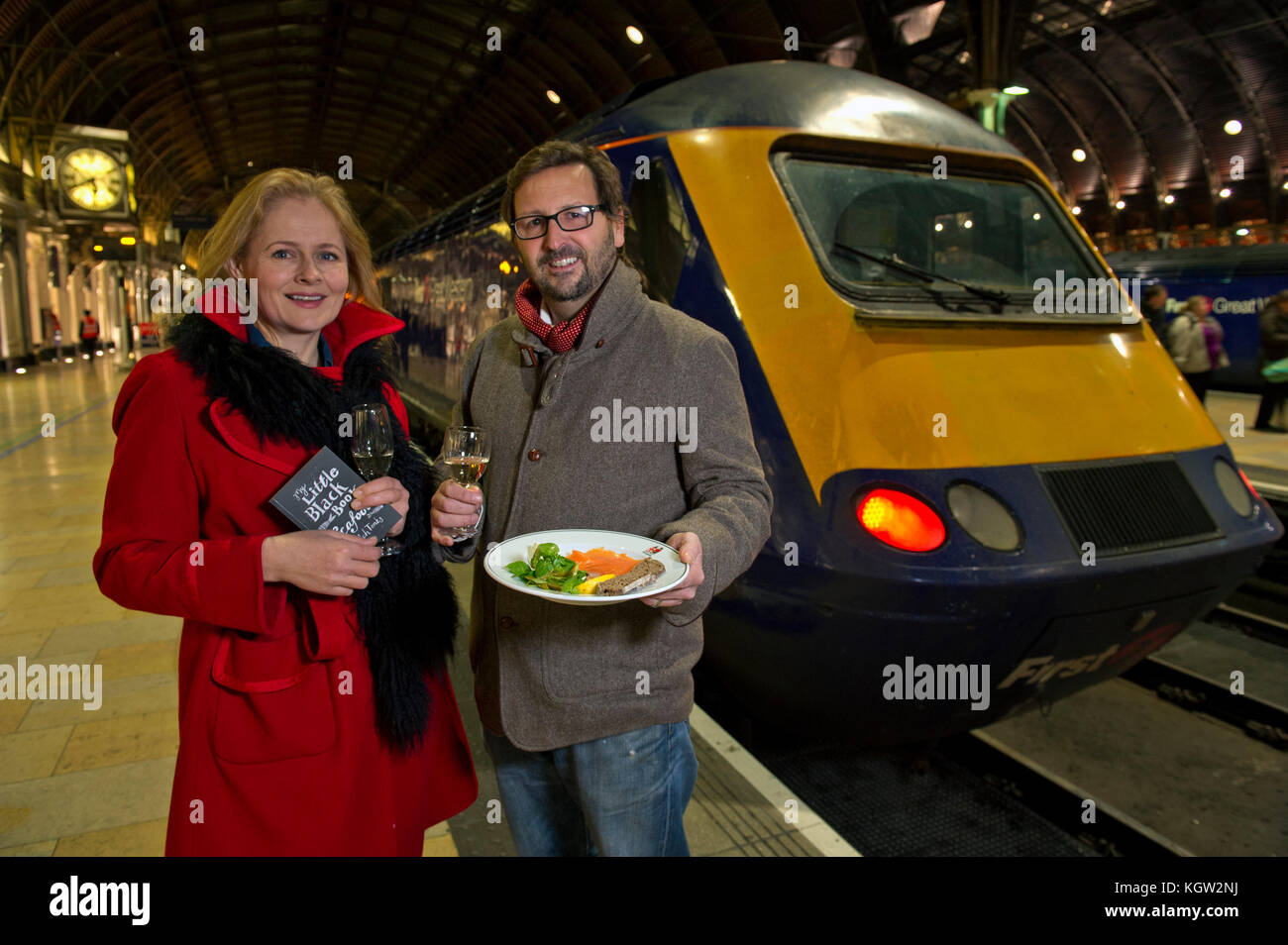 Mitch tonks lance son menu gastronomique à paddingrton pullman station avec l'écrivain alimentaire xanthe argile (haut bleu/rouge) Banque D'Images
